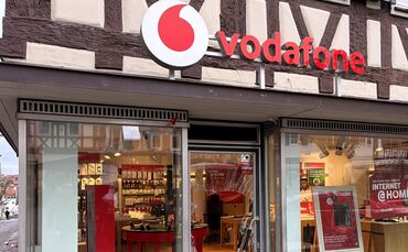 Die Täter haben die Eingangstüre des Geschäfts an der Mühltorstraße 2 eingeschlagen.