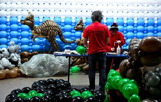 Aufbau der Ausstellung «Luftballonwelten»