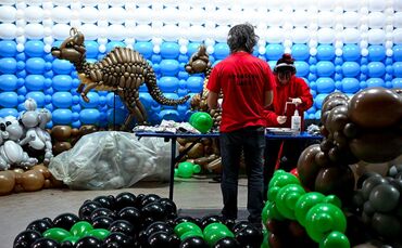 Aufbau der Ausstellung «Luftballonwelten»