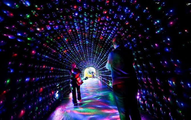 Aufbau der Ausstellung «Luftballonwelten»