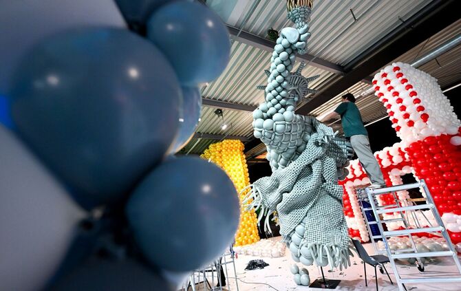 Aufbau der Ausstellung «Luftballonwelten»