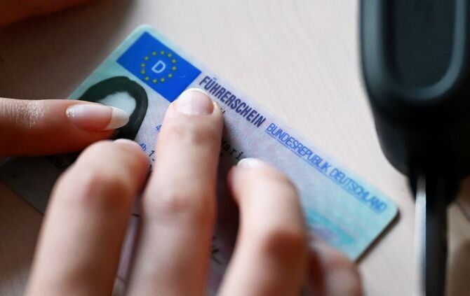 Viele Fahrschülerinnen und Fahrschüler rasselten durch die Führerscheinprüfung. (Archivbild)