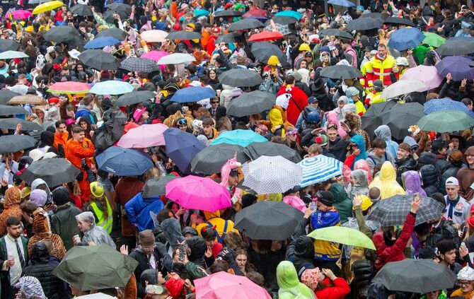 Vereinzelt Regen und milde Temperaturen bis Rosenmontag erwartet.