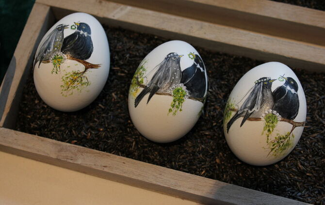 Bemalte Ostereier mit Vogelmotiven.