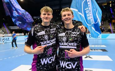 Linus Schmid (links) und Max Heydecke jubeln über den 33:31-Sieg des TVB Stuttgart gegen den ThSV Eisenach.