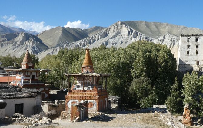 Blick auf das Königreich Mustang mit traditionellen Bauwerken, Berglandschaft und mittelalterlicher Architektur – Schauplatz der