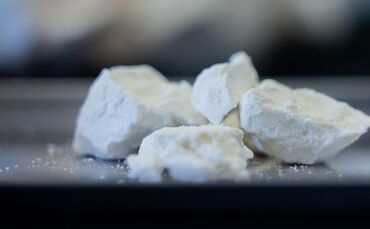 Unter anderem Amphetamin haben Polizisten im Reisekoffer einer Autofahrerin auf der A6 gefunden. (Symbolbild)