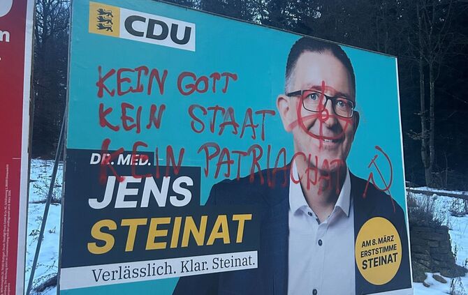 Beschmiertes Wahlplakat des CDU-Landtagskandidaten Jens Steinat in Welzheim.