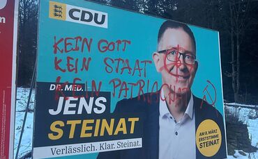 Beschmiertes Wahlplakat des CDU-Landtagskandidaten Jens Steinat in Welzheim.