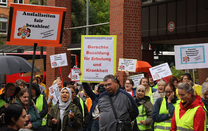 Proteste der Tageseltern vor dem Landratsamt 2025, weil Zuschüsse gestrichen werden - Kernen will das teilweise auffangen (Archi