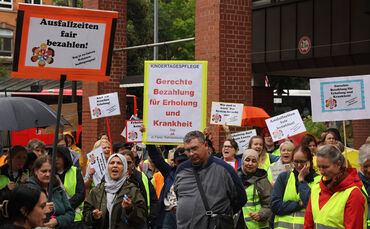 Proteste der Tageseltern vor dem Landratsamt 2025, weil Zuschüsse gestrichen werden - Kernen will das teilweise auffangen (Archi