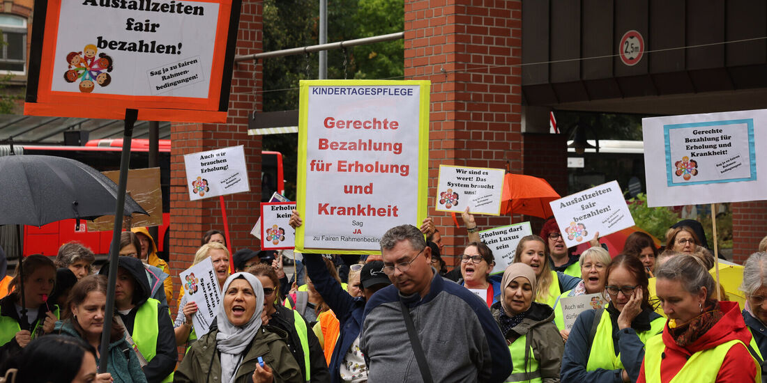 Proteste der Tageseltern vor dem Landratsamt 2025, weil Zuschüsse gestrichen werden - Kernen will das teilweise auffangen (Archi