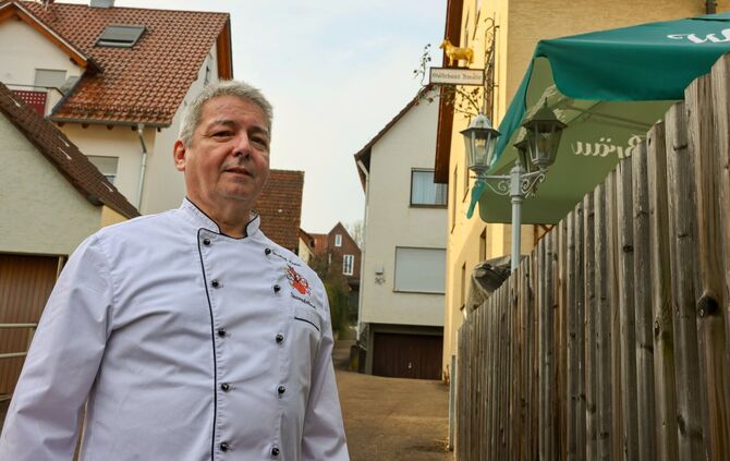 Bald beginnt die fast zweijährige Vollsperrung: Wirt Ralph Reinhardt (61) vom Gasthof Lamm hat seinen Betrieb direkt an der betr