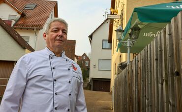 Bald beginnt die fast zweijährige Vollsperrung: Wirt Ralph Reinhardt (61) vom Gasthof Lamm hat seinen Betrieb direkt an der betr