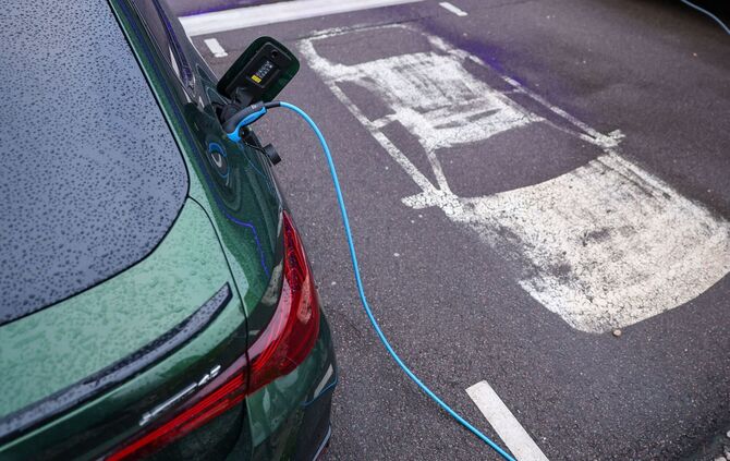 Elektroauto lädt an Ladesäule