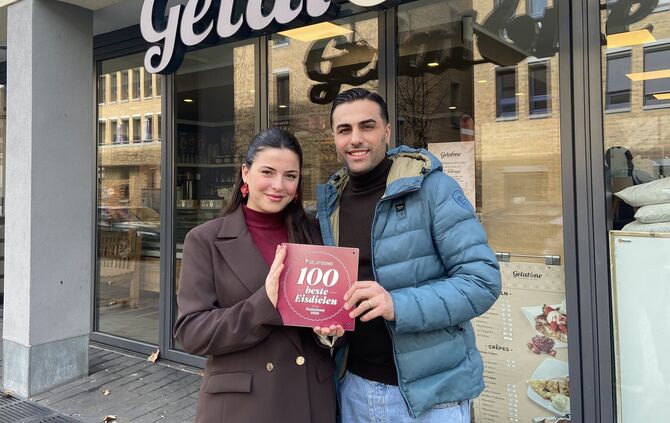 Laura und Giovanni Giacomel vor der "Gelatone"-Filiale in Fellbach. Das Ehepaar hält die Auszeichnung von "Gelatissimo" in den H