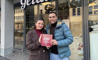 Laura und Giovanni Giacomel vor der "Gelatone"-Filiale in Fellbach. Das Ehepaar hält die Auszeichnung von "Gelatissimo" in den H
