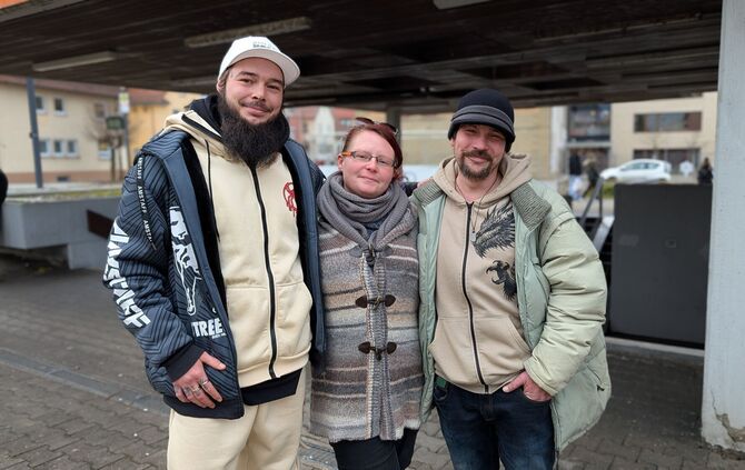 Sie halten zusammen: Joschua, Steffi und Thorsten. Die Clique trifft sich regelmäßig am Kronenplatz.