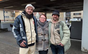 Sie halten zusammen: Joschua, Steffi und Thorsten. Die Clique trifft sich regelmäßig am Kronenplatz.