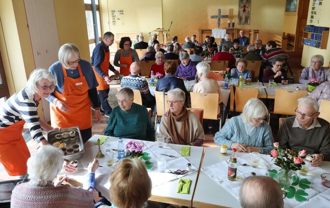 Ehrenamtliche servieren den Nachtisch beim freitäglichen "Mittagstisch" des Krankenpflegevereins.