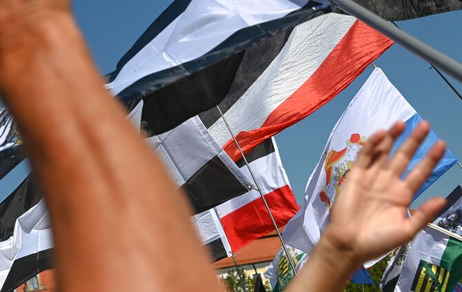 Gegen mutmaßliche Rechtsterroristen aus der «Kaiserreichsgruppe», die die freiheitlich-demokratische Grundordnung der Bundesrepu