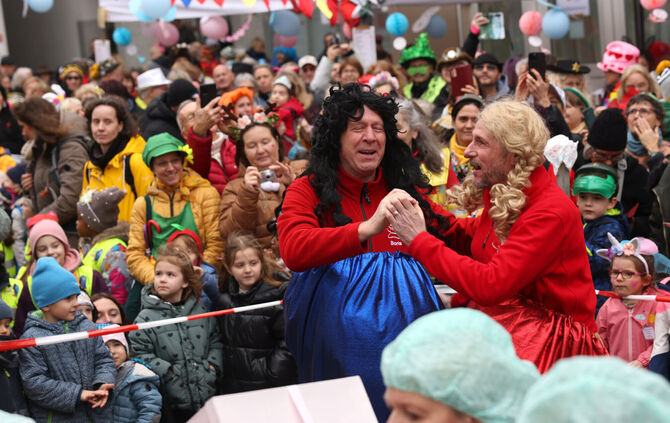 OB Holzwarth (links) tanzt mit Bürgermeister Haas beim Rathaussturm.