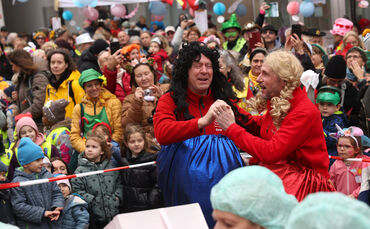 OB Holzwarth (links) tanzt mit Bürgermeister Haas beim Rathaussturm.