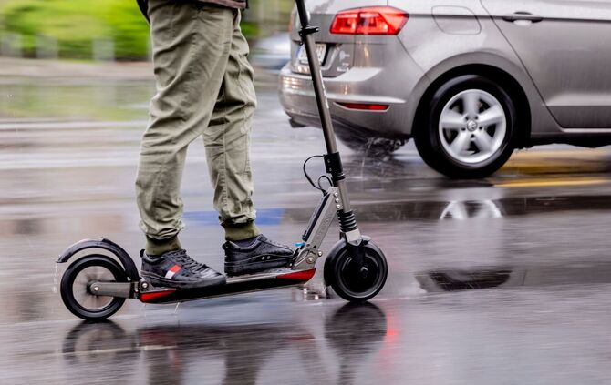 Zehn Menschen verloren bei den Unfällen ihr Leben – alle standen dabei selbst auf einem E-Scooter, neun von ihnen trugen keinen