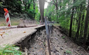 Schäden an der Kreisstraße zwischen Oberndorf und Lutzenberg. (Archivbild)