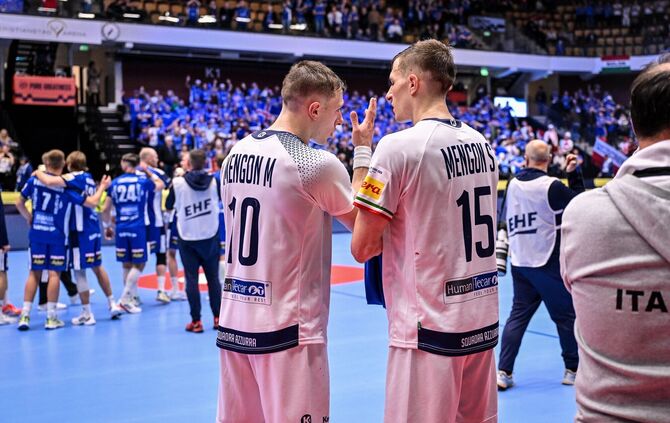 Die Zwillingsbrüder Marco (links) und Simone Mengon im Austausch, hier nach dem Spiel der Italiener gegen Island bei der EM im J