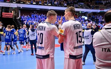 Die Zwillingsbrüder Marco (links) und Simone Mengon im Austausch, hier nach dem Spiel der Italiener gegen Island bei der EM im J