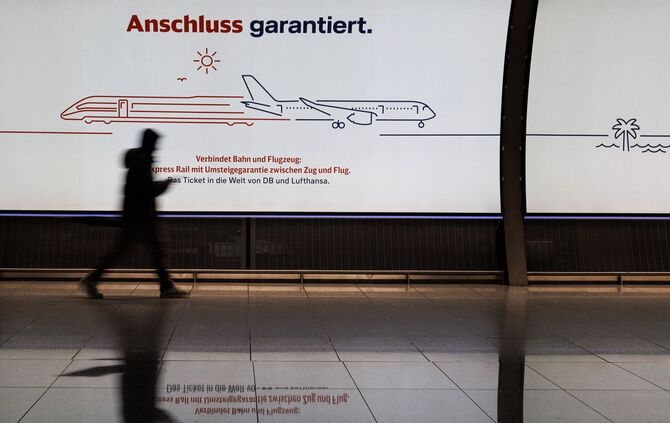 Lufthansa schickt Passagiere wegen des Crew-Streiks auf die Bahn.