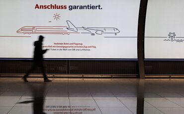 Lufthansa schickt Passagiere wegen des Crew-Streiks auf die Bahn.