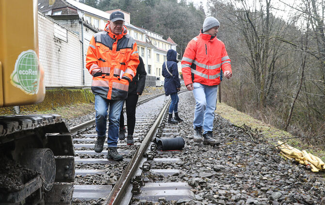 Reinhold Kasian, vorne links, und Joshua Fink, rechts, zeigen den aktuellen Stand der Sanierungsarbeiten an der Waldbahnstrecke.