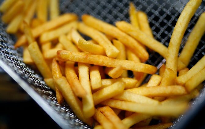 Die Polizei ermittelt, wer das alte Frittierfett gestohlen hat (Symbolbild)