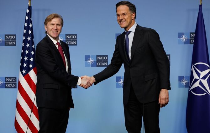 Schlug an der Seite von Nato-Generalsekretär Mark Rutte überraschend versöhnliche Töne an: US-Verteidigungsstaatssekretär Elbrid