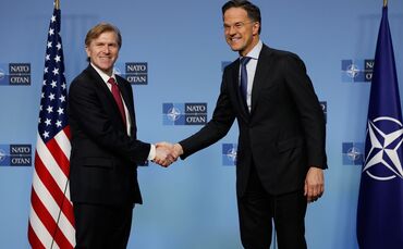 Schlug an der Seite von Nato-Generalsekretär Mark Rutte überraschend versöhnliche Töne an: US-Verteidigungsstaatssekretär Elbrid