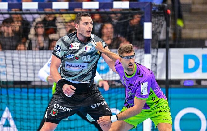 Antonio Serradilla (rechts, gegen Mijajlo Marsenic), und der TVB Stuttgart verloren das Hinspiel gegen die Füchse Berlin zwar mi