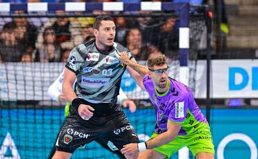 Antonio Serradilla (rechts, gegen Mijajlo Marsenic), und der TVB Stuttgart verloren das Hinspiel gegen die Füchse Berlin zwar mi