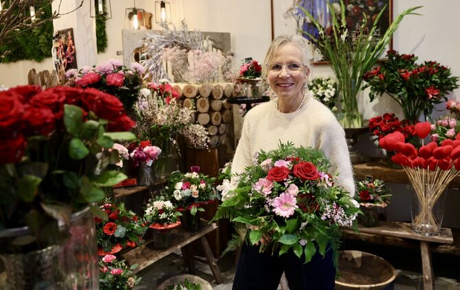 Was ist zum Valentinstag gefragt, was gefällt? Floristin Simone Becker berät Kundinnen und Kunden.