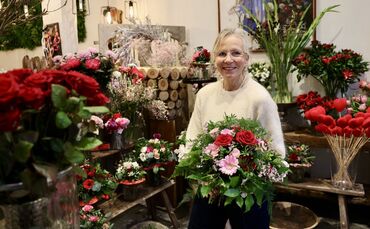 Was ist zum Valentinstag gefragt, was gefällt? Floristin Simone Becker berät Kundinnen und Kunden.