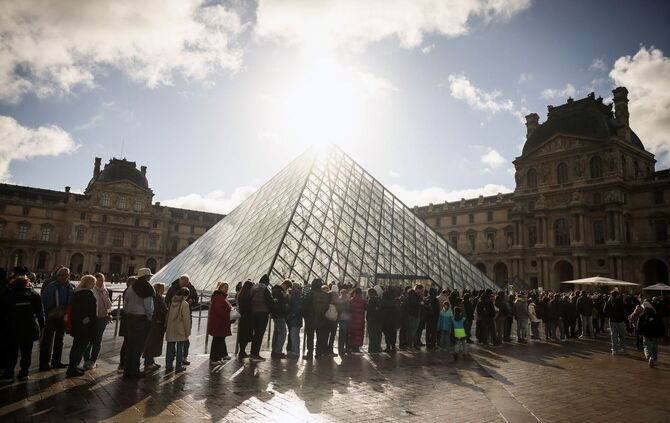 Razzia nach Millionenbetrug mit falschen Tickets im Louvre