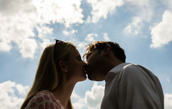 Eine Frau und ein Mann küssen sich