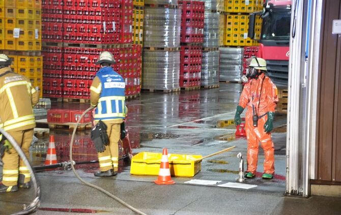 Die Feuerwehr pumpte die ätzende Flüssigkeit ab.