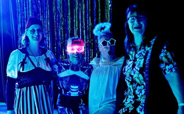 Linedance mit bunten Kostümen beim Weiberfasching.