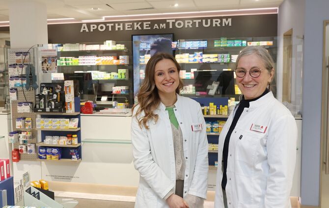 Elena Hatzis (links) hat die Apotheke am Torturm von ihrer Mutter, Ingrid Hecht-Hatzis (rechts), übernommen.