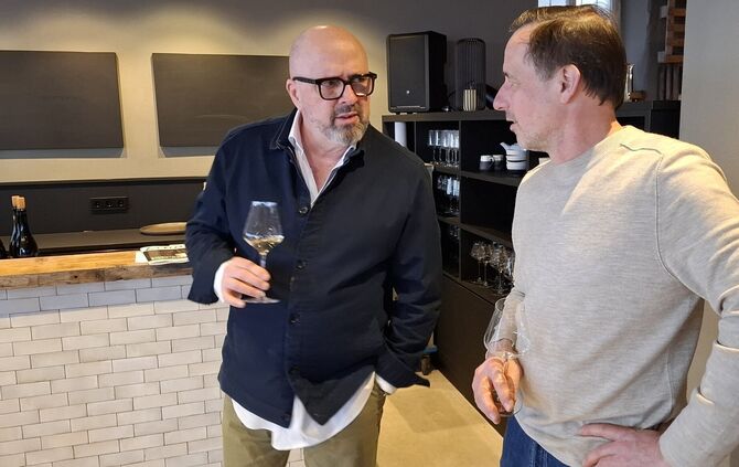 Gut? Gut! Harald Scholl, Chefredakteur des Weinmaginzins Vinum (links), mit Markus Heid vom gleichnamigen Fellbacher Weingut bei