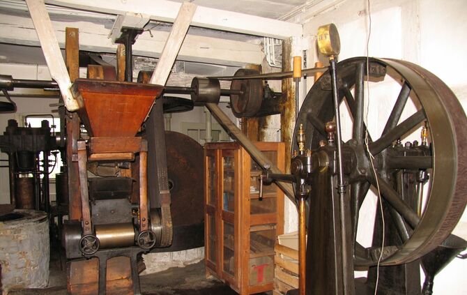 Die historische Ölmühle von 1906 zeigt Besuchern die traditionelle Ölherstellung mit funktionierendem Riementransmissionswerk.