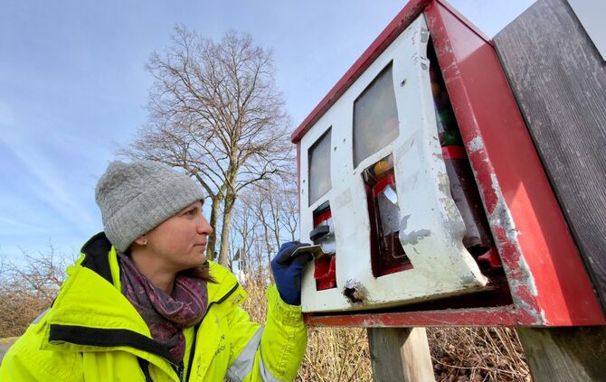 Am Freitagmorgen hat der Betriebshof in Kernen den Schaden am Automaten entdeckt, er wurde rabiat aufgebrochen - da ist nichts m