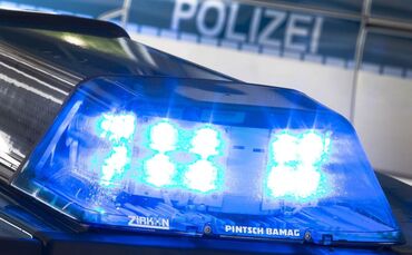 Der Bote erlitt leichte Verletzungen. (Symbolbild)